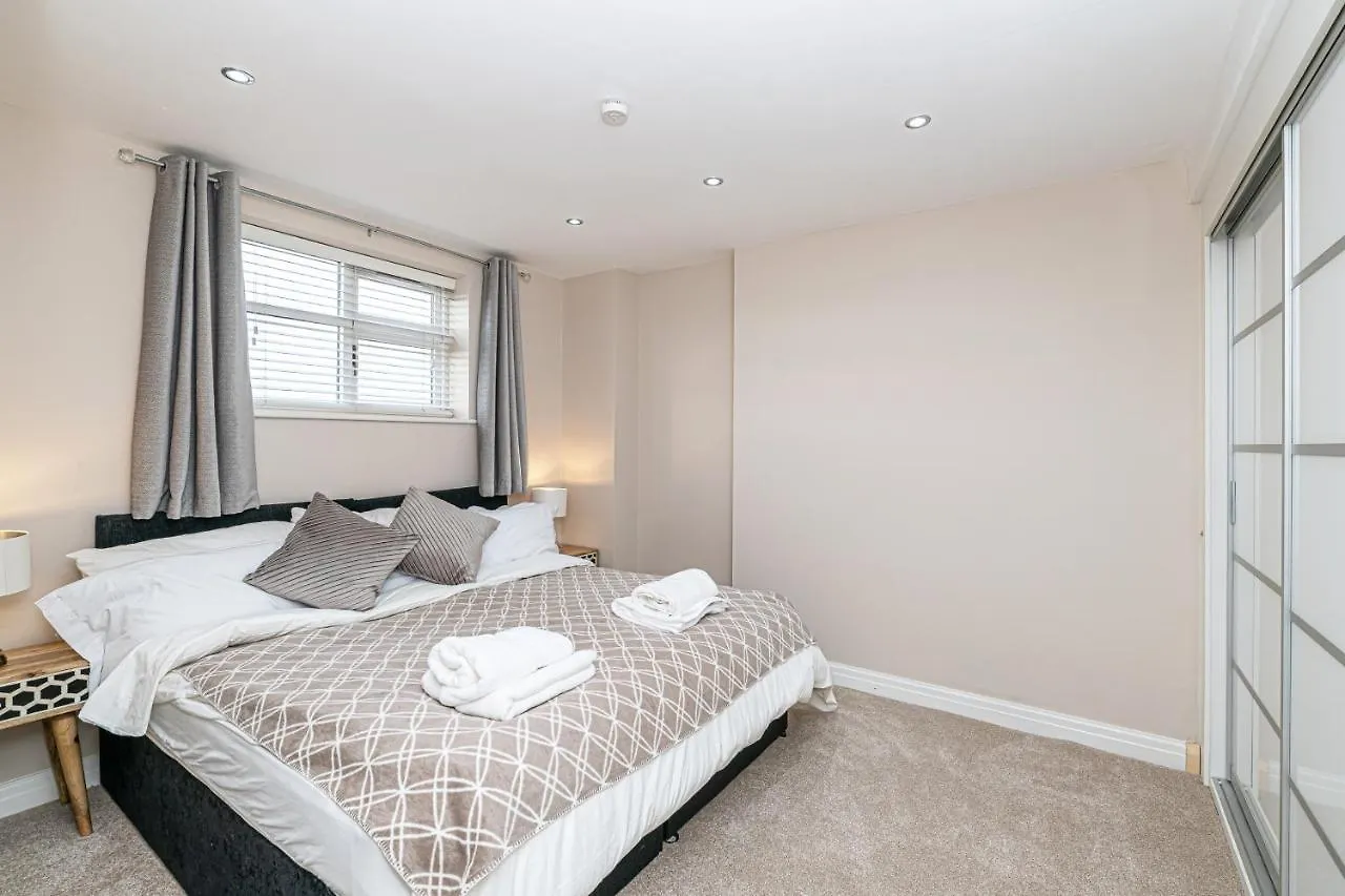 The Popular Chester Racecourse Apartments, Sleeps 4, Free Parking United Kingdom