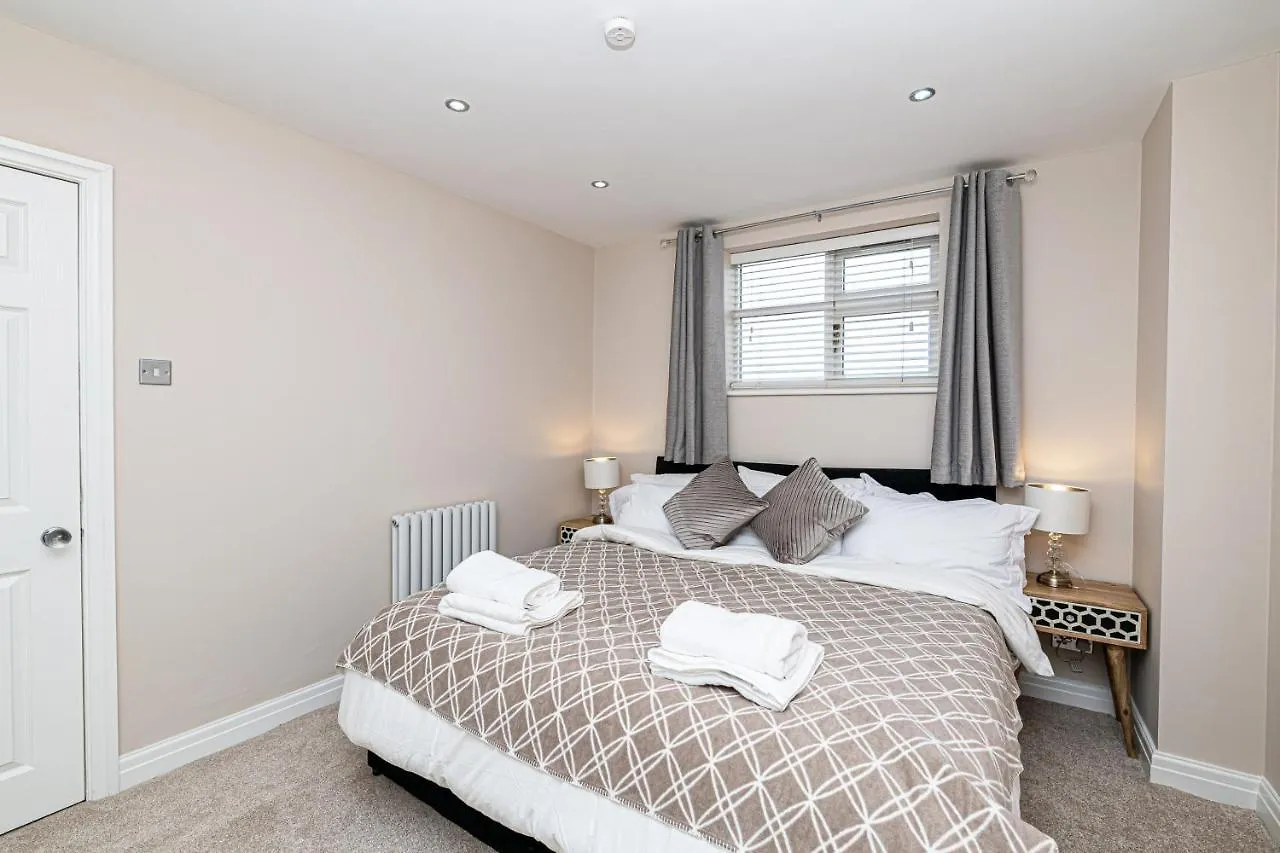 The Popular Chester Racecourse Apartments, Sleeps 4, Free Parking
