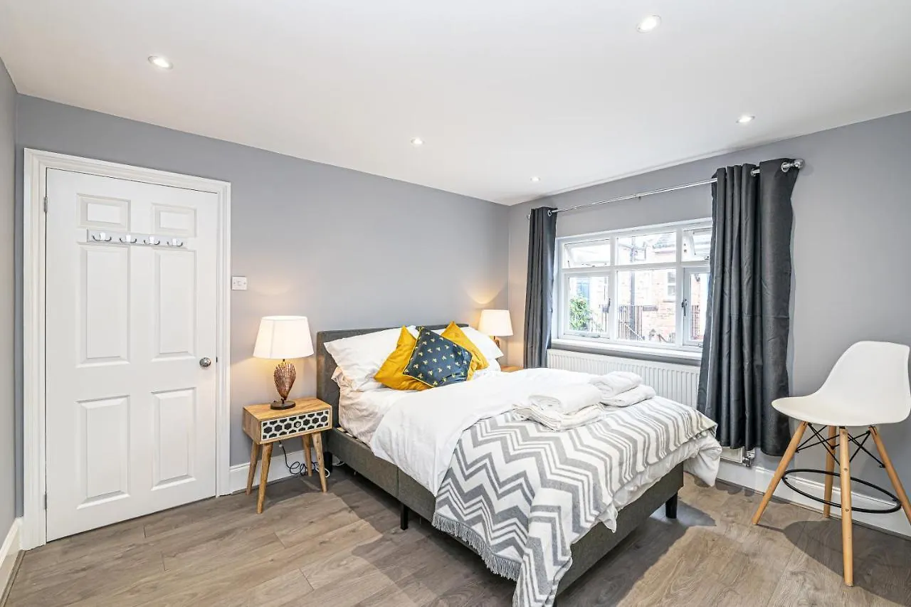 The Popular Chester Racecourse Apartments, Sleeps 4, Free Parking